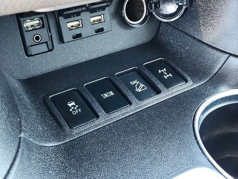 Used 2019 Toyota Highlander XLE AWD/4WD image 28