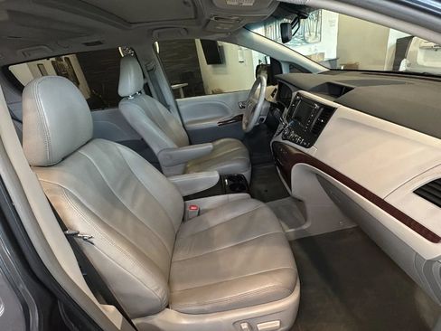 Used 2014 Toyota Sienna XLE w/ XLE Premium Package FWD image 19
