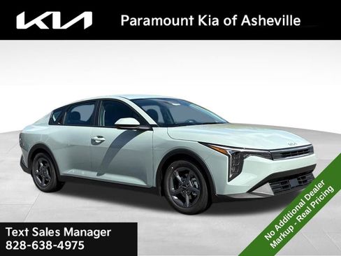 New 2025 Kia K4 LXS image 1