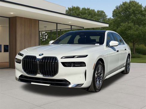 Used 2025 BMW i7 eDrive50 w/ Premium Package image 2