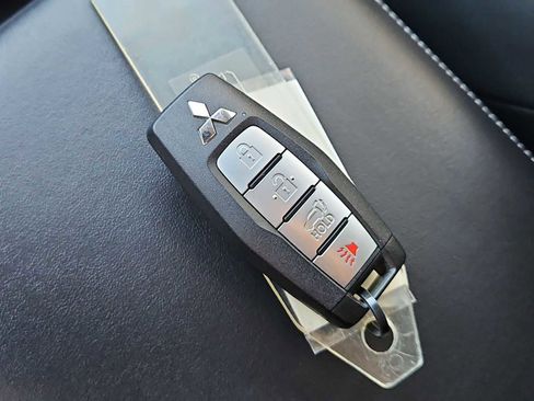 Used 2022 Mitsubishi Outlander SE image 35