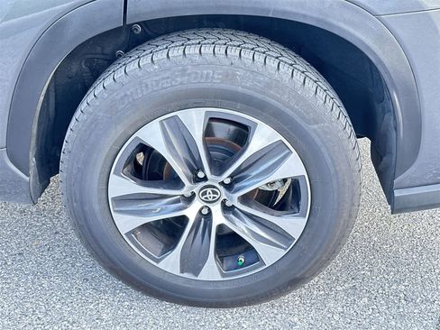 Used 2022 Toyota Highlander XLE image 12
