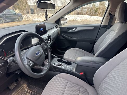 Used 2020 Ford Escape SE image 2