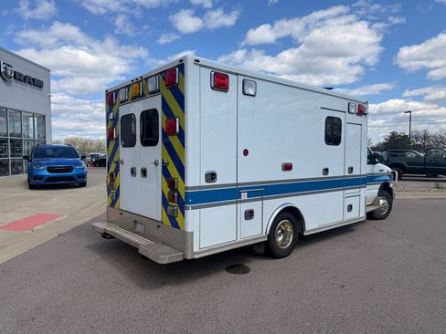 Used 2017 Ford E-450 and Econoline 450 Super Duty w/ Ambulance Prep Package RWD image 3