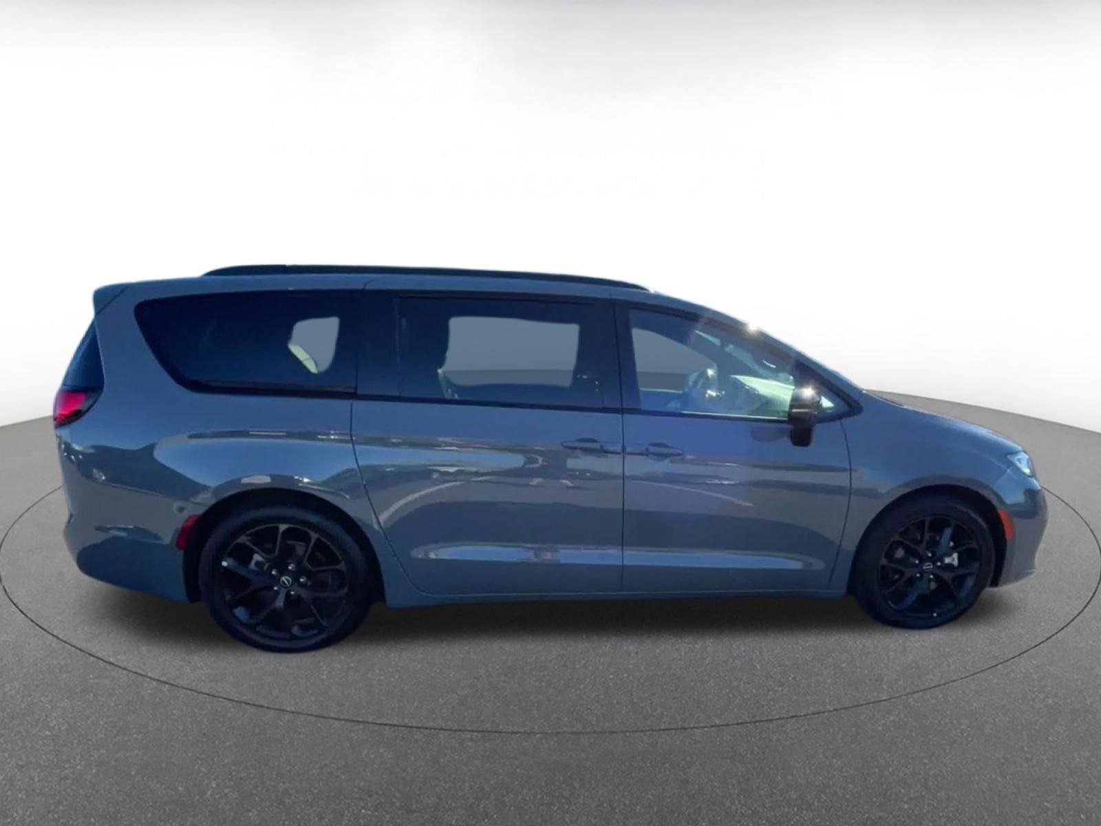 Used 2025 Chrysler Pacifica Limited FWD image 15