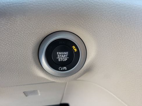 Used 2023 Chrysler Pacifica Touring-L FWD image 32