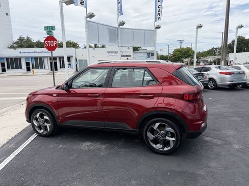 Used 2024 Hyundai Venue Limited FWD image 10