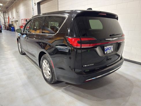 Used 2024 Chrysler Pacifica Touring-L image 3