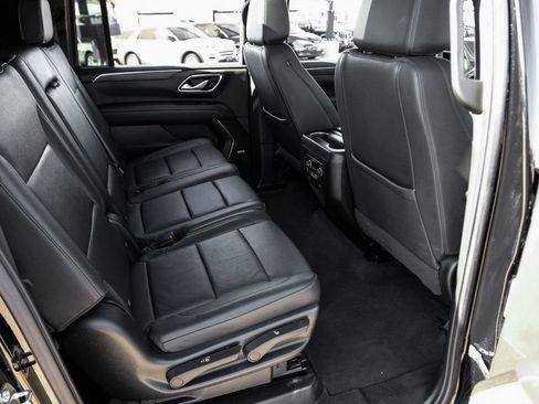 Used 2022 Chevrolet Suburban LT w/ Luxury Package image 38