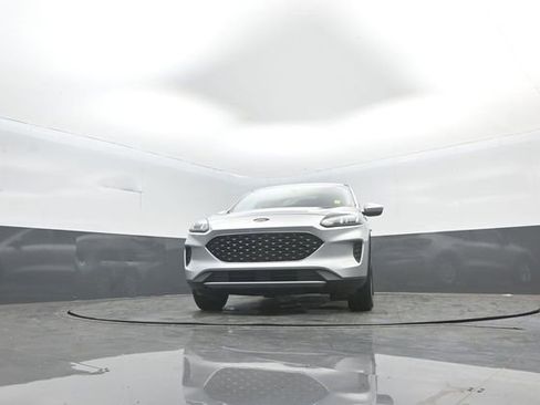 Certified 2020 Ford Escape SE image 29