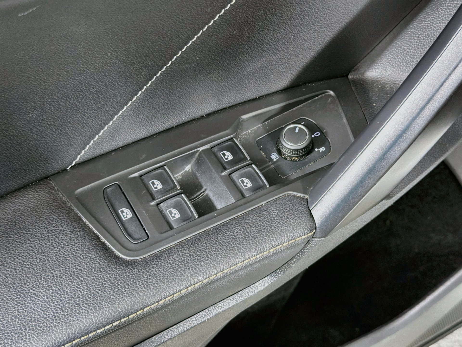 Used 2022 Volkswagen Tiguan SE w/ Panoramic Sunroof Package FWD image 17