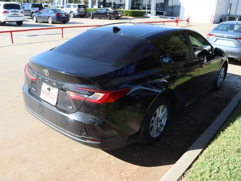 Used 2025 Toyota Camry LE image 11