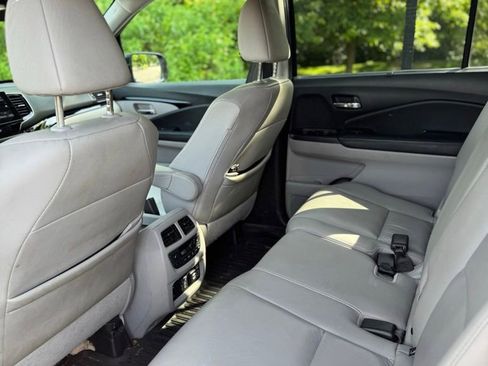 Used 2019 Honda Pilot Touring image 9