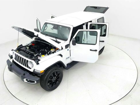 Used 2025 Jeep Wrangler Unlimited Sahara AWD/4WD image 21