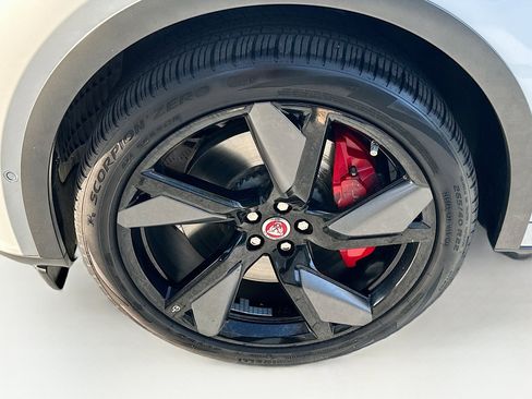 Used 2021 Jaguar F-PACE SVR image 39