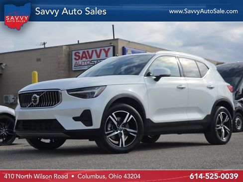 Used 2024 Volvo XC40 B5 Core AWD/4WD image 1