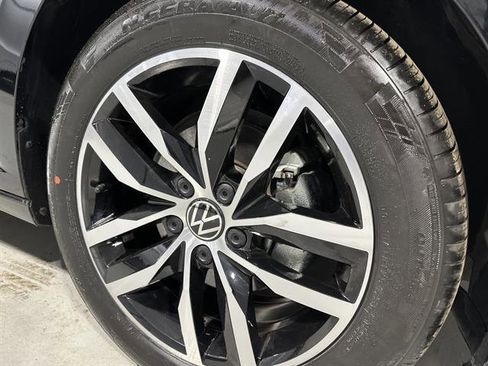 Certified 2025 Volkswagen Jetta SE image 14