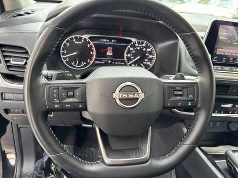 Used 2025 Nissan Rogue SV FWD image 29