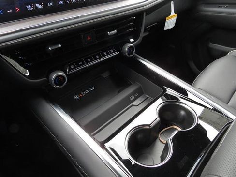 New 2025 Chevrolet Suburban Premier image 25