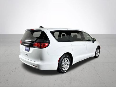 Used 2023 Chrysler Voyager LX FWD image 6