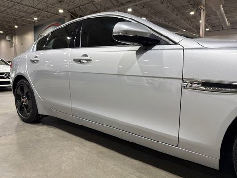Used 2017 Jaguar XE Premium image 25