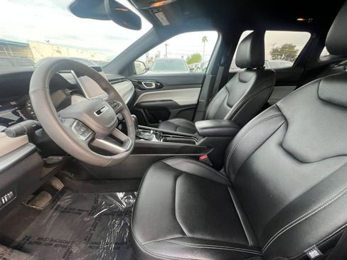 Used 2025 Jeep Compass Limited image 27