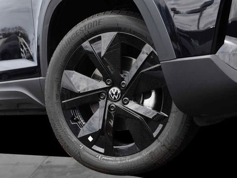 New 2026 Volkswagen Taos SE image 3