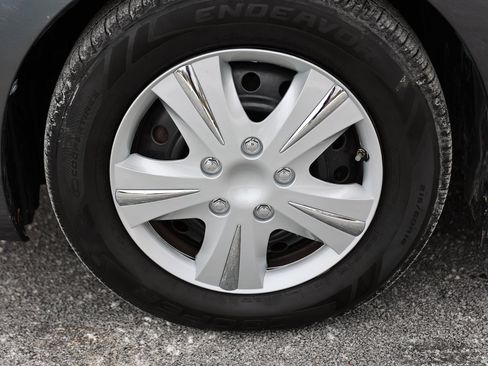 Used 2010 Toyota Camry LE image 11