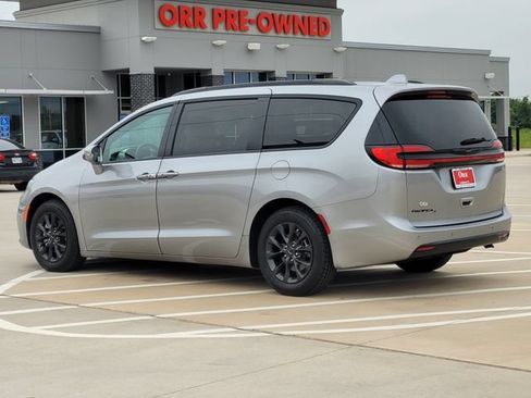 Used 2021 Chrysler Pacifica Touring w/ S Appearance Package FWD image 7