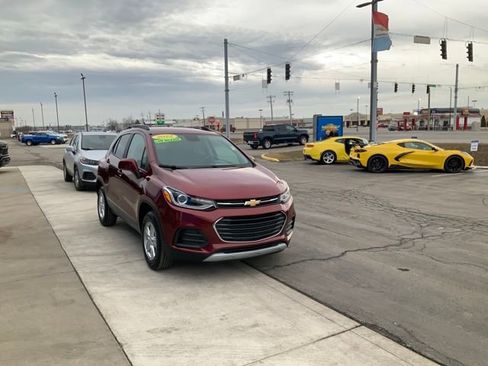 Used 2022 Chevrolet Trax LT w/ LT Convenience Package image 4