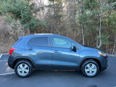 Used 2022 Chevrolet Trax LT w/ LT Convenience Package image 6