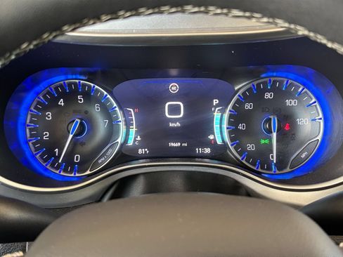 Used 2025 Chrysler Pacifica Limited FWD image 45