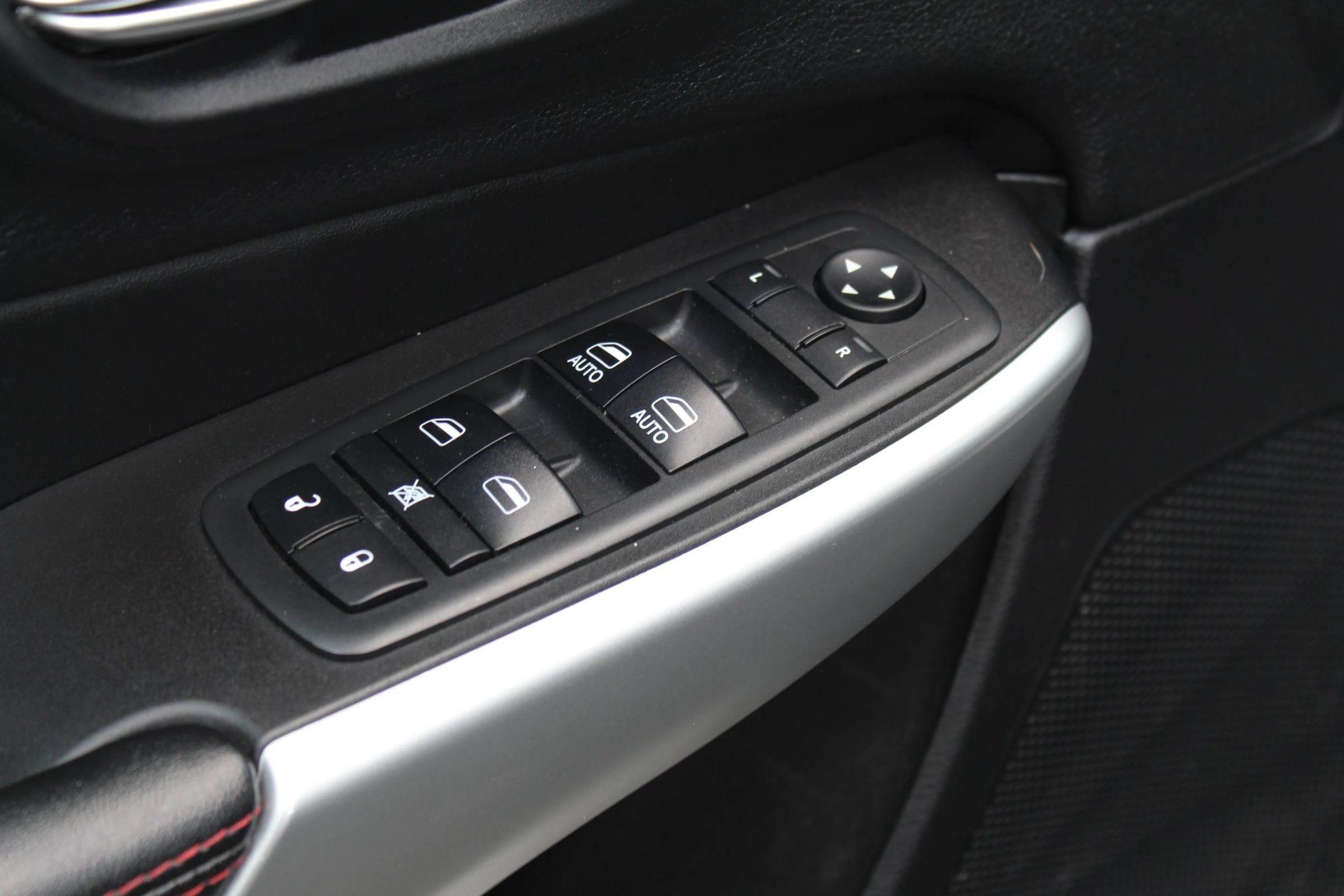 Used 2018 Jeep Cherokee Trailhawk AWD/4WD image 23