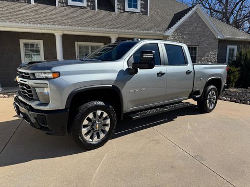 Used 2024 Chevrolet Silverado 2500 Custom w/ Custom Value Package image 2