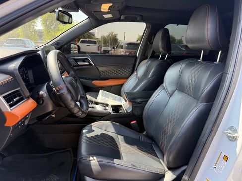 Used 2023 Mitsubishi Outlander 4WD Plug-In Hybrid image 12
