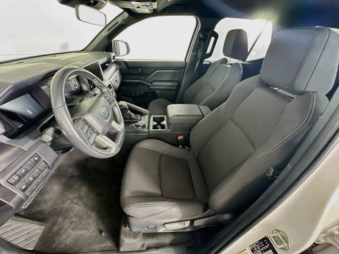 Used 2025 Toyota 4Runner SR5 AWD/4WD image 13