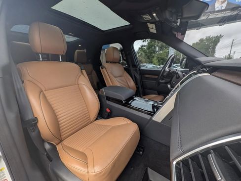 Used 2018 Land Rover Discovery HSE AWD/4WD image 8