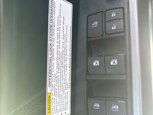 Used 2017 Toyota Tacoma SR5 image 17