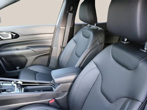 New 2026 Jeep Compass Latitude image 11