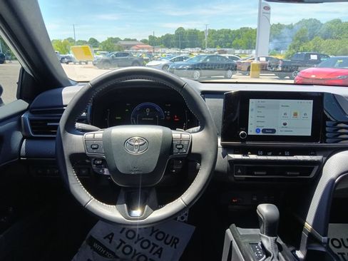 Used 2025 Toyota Camry SE FWD image 26