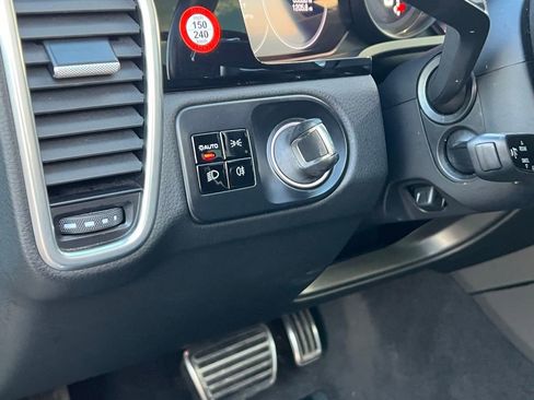 Used 2020 Porsche Cayenne S image 28