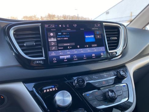 Used 2024 Chrysler Pacifica Touring-L FWD image 32