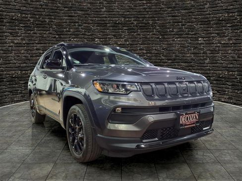 Used 2022 Jeep Compass Latitude w/ Convenience Group AWD/4WD image 1