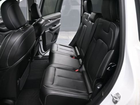 Used 2023 Jeep Grand Cherokee Limited image 13