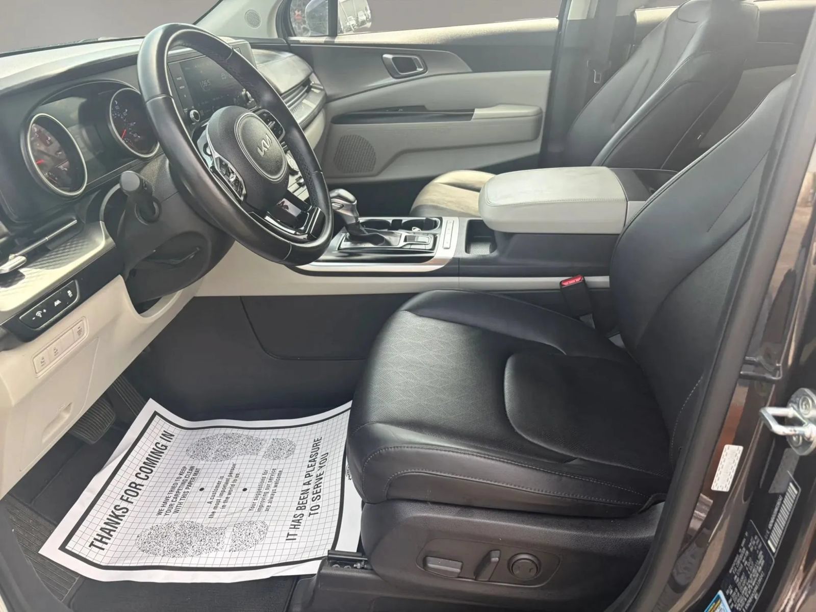 Used 2022 Kia Carnival LX FWD image 24
