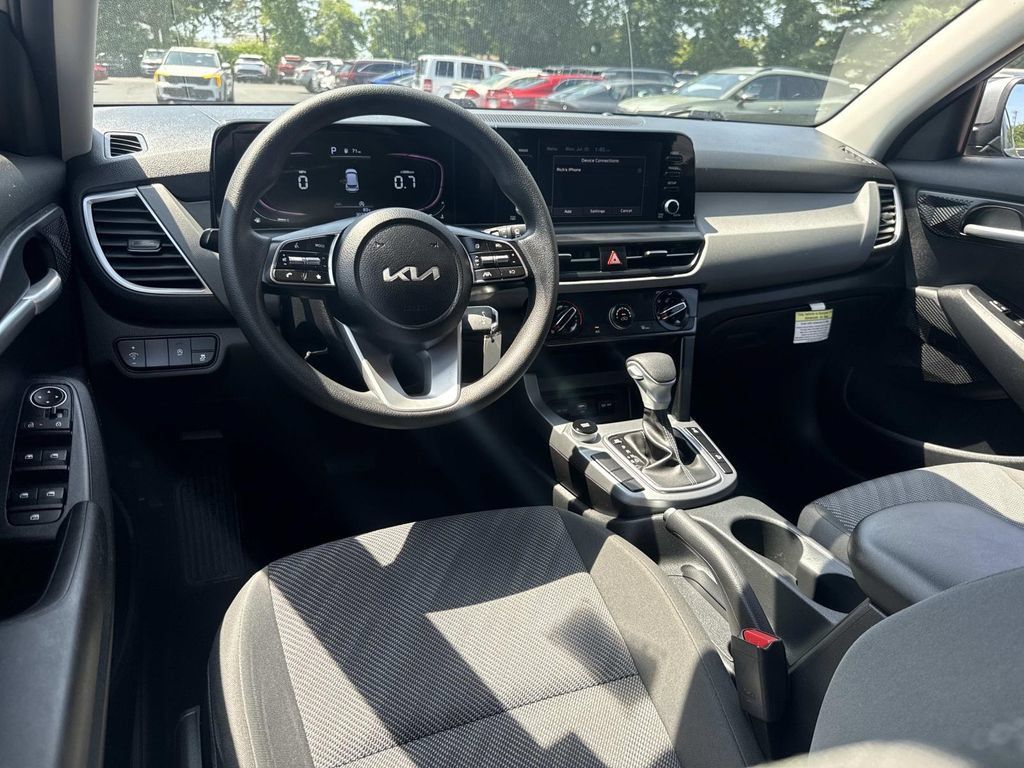Used 2024 Kia Seltos LX AWD/4WD image 14