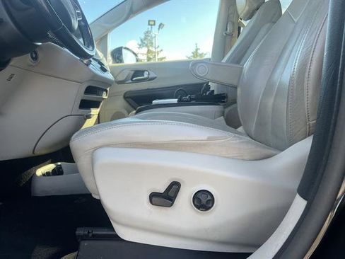 Used 2021 Chrysler Pacifica Touring-L image 14