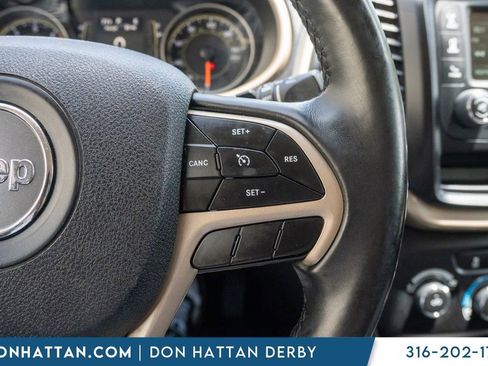 Used 2018 Jeep Cherokee Latitude w/ Altitude Package FWD image 12