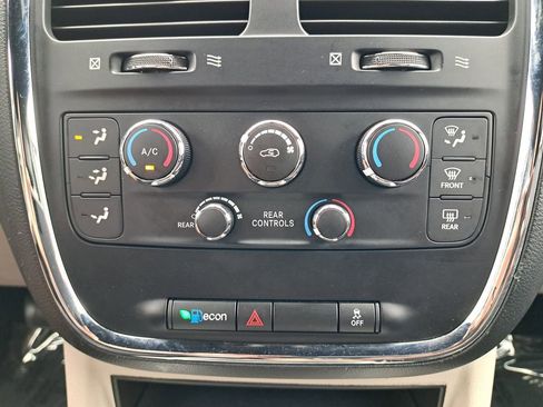 Used 2020 Dodge Grand Caravan SXT image 23