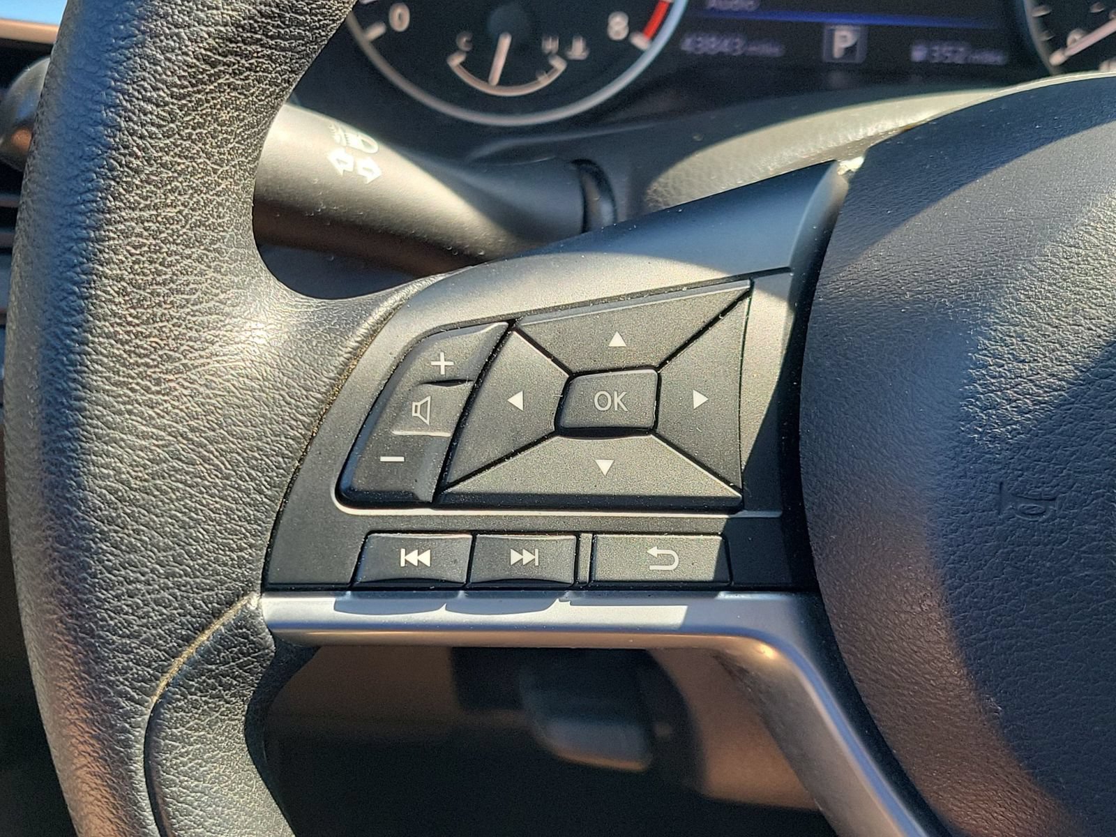 Used 2025 Nissan Altima 2.5 SV FWD image 14